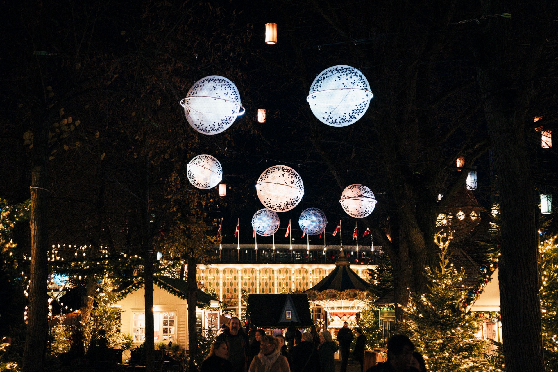 Entradas Tivoli Copenhague: Magia y Diversión al Mejor Precio